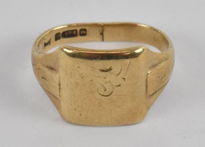 Lot 837 - A 9ct yellow gold signet ring, size K, approx...