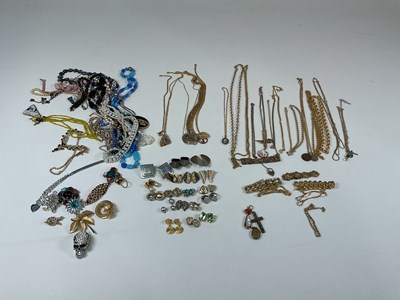 Lot 519 - A large collection of costume jewellery, to...