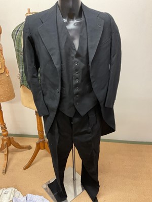 Lot 91 - Vintage gentlemens' clothing to include a...