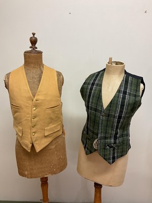 Lot 91 - Vintage gentlemens' clothing to include a...