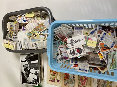 Lot 43 - A collectors' lot, including cigarette cards,...