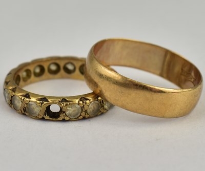 Lot 788 - Two 9ct gold rings comprising a wedding band,...