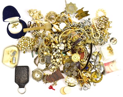 Lot 899 - Mixed costume jewellery and collectibles to...