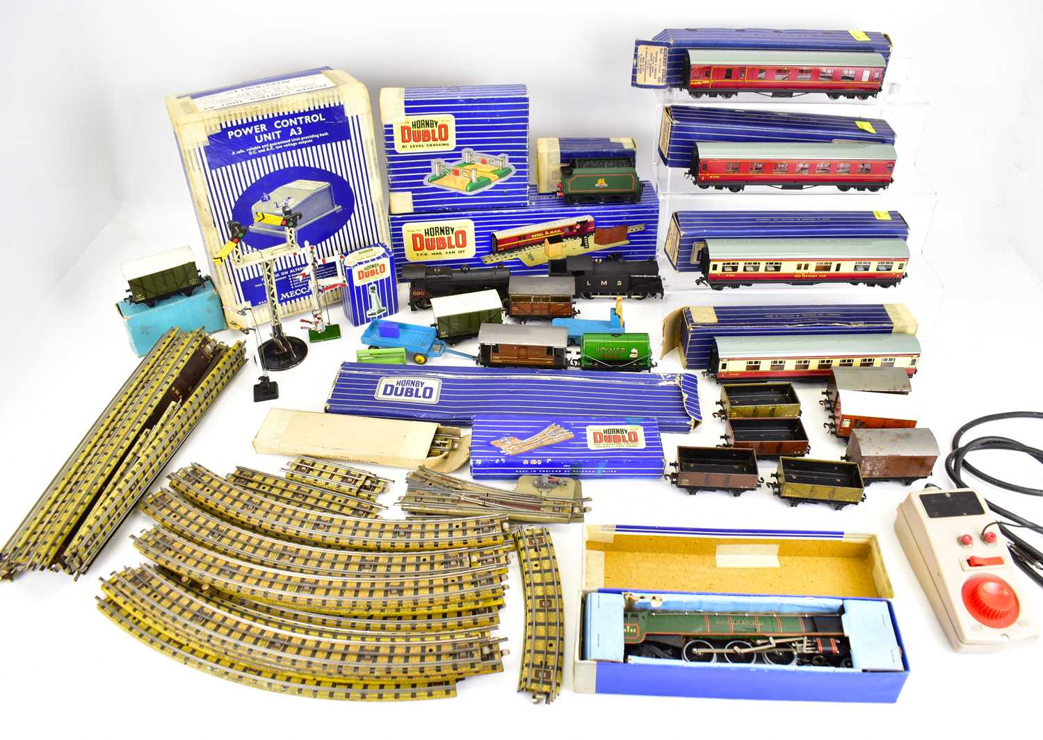 A Hornby gauge OO limited edition R.2371M Coronation Scot train pack A Hornby gauge OO limited edition R.2371M Coronation Scot train pack