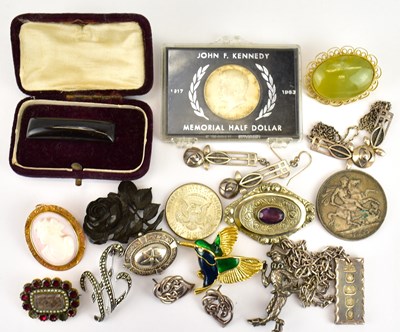 Lot 896 - A small selection of modern and vintage...