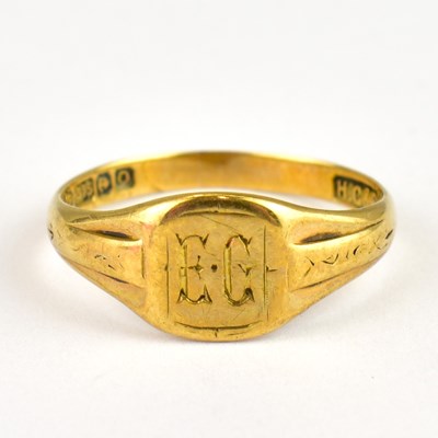 Lot 777 - A 9ct gold signet ring, initialled 'EG' to the...