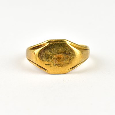 Lot 776 - A 9ct gold signet ring with blank table, size...