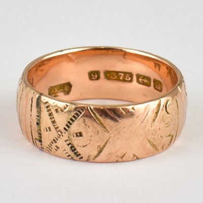 Lot 781 - A 9ct rose gold band ring with pattern, size Q,...