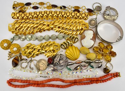 Lot 913 - Mixed modern and vintage costume jewellery to...