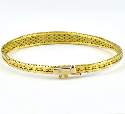 Lot 803 - A 9ct gold mesh bracelet with tapered outer...