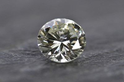 Lot 35 - A loose diamond, the round brilliant cut stone...
