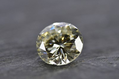 Lot 32 - A loose diamond, the round brilliant cut stone...