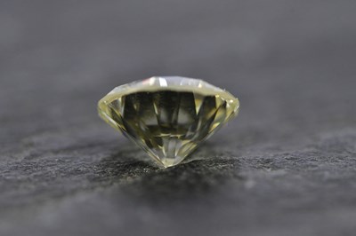 Lot 32 - A loose diamond, the round brilliant cut stone...