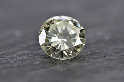 Lot 33 - A loose diamond, the round brilliant cut stone...