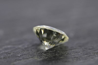 Lot 33 - A loose diamond, the round brilliant cut stone...