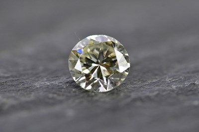 Lot 52 - A loose diamond, the round brilliant cut stone...