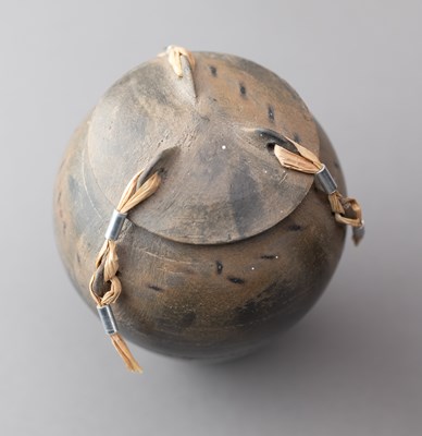 Lot 133 - DAVID OXLEY; a graduated trio of raku jars and...