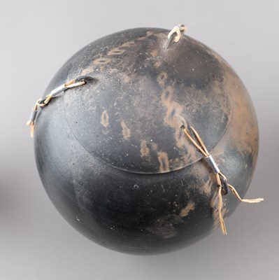 Lot 133 - DAVID OXLEY; a graduated trio of raku jars and...