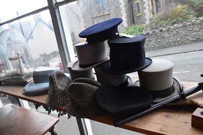 Lot 1294 - A collection of vintage hats including top...