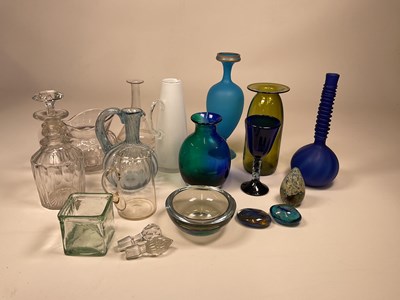 Lot 263 - A quantity of glass including coloured glass...