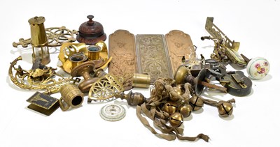 Lot 181 - A mixed quantity of brassware to include a...