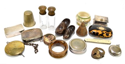 Lot 80 - A small group of collectors’ items to include...
