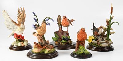 Lot 142 - COUNTRY ARTISTS; five garden bird figures,...