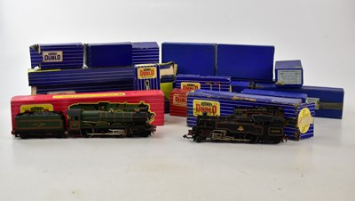 Lot 324 - HORNBY DUBLO; a collection of OO gauge...