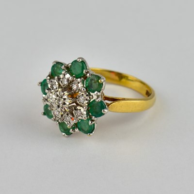 Lot 770 - A 9ct ring with diamond and emerald cluster,...