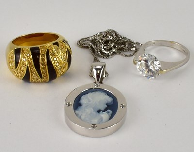 Lot 884 - A mixed lot of jewellery to include an 18ct...