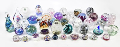 Lot 1295 - An extensive collection of contemporary glass...