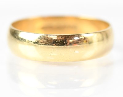 Lot 768 - A 9ct gold wedding band stamped '375', size U...