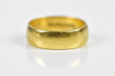 Lot 153 - A 22ct yellow gold wedding band with...