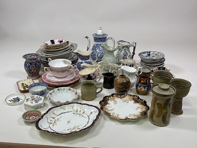 Lot 200 - A quantity of ceramics to include studio...