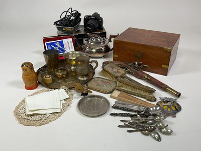 Lot 41 - Assorted collectables to include brass and...