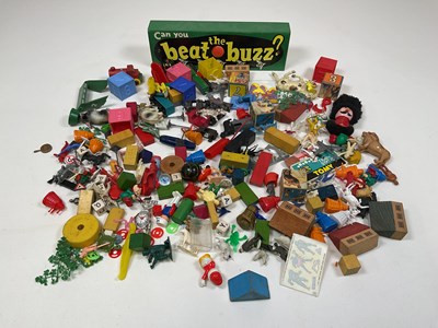 Lot 122 - A quantity of assorted vintage toys.