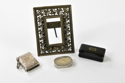 Lot 1116 - Two snuff boxes, one horn example, the other...