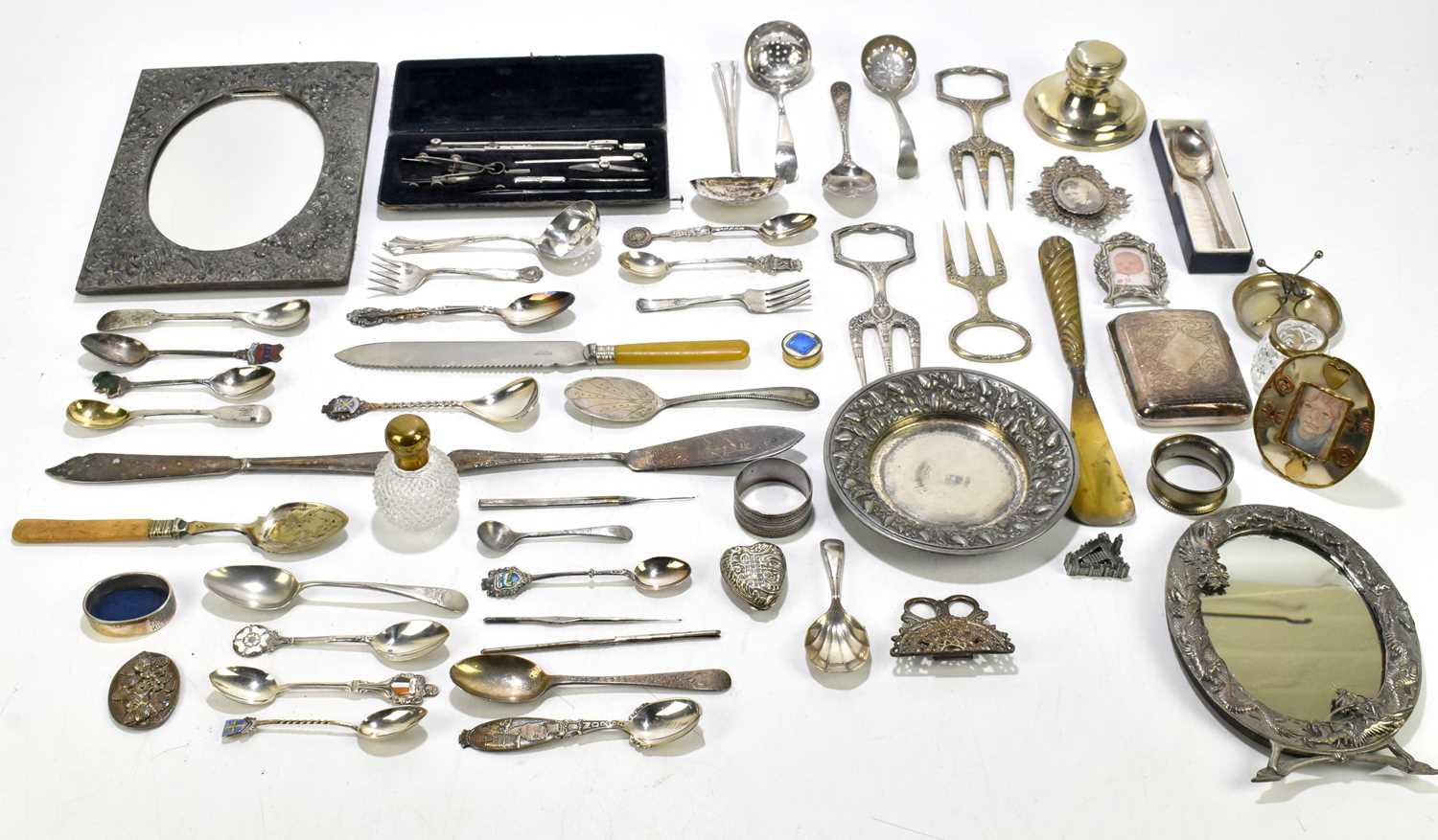 Lot 252 - A small quantity of electroplated items to...