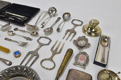 Lot 252 - A small quantity of electroplated items to...