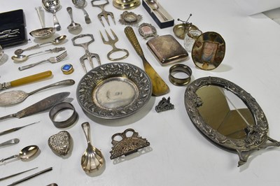 Lot 252 - A small quantity of electroplated items to...