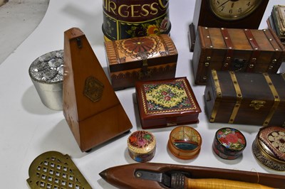Lot 22 - A quantity of collectors' items to include...