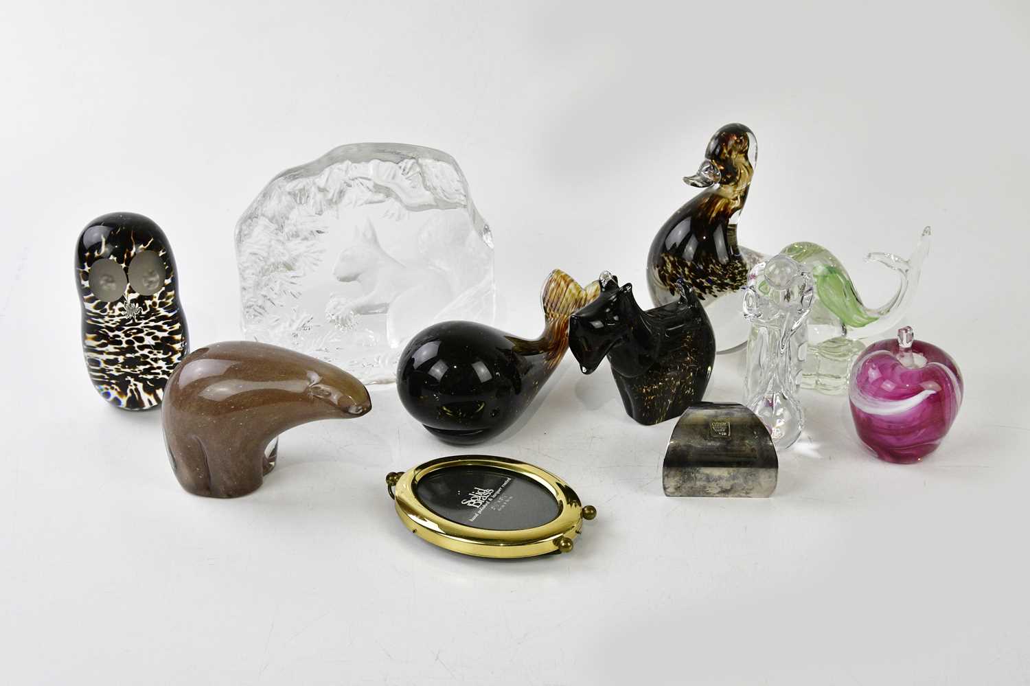 Lot 1470 - A collection of ten assorted paperweights,