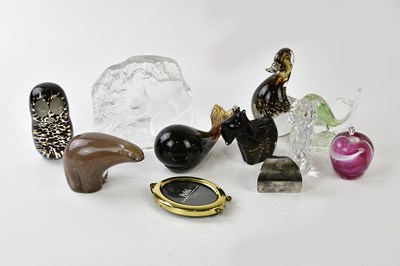 Lot 1470 - A collection of ten assorted paperweights, to...