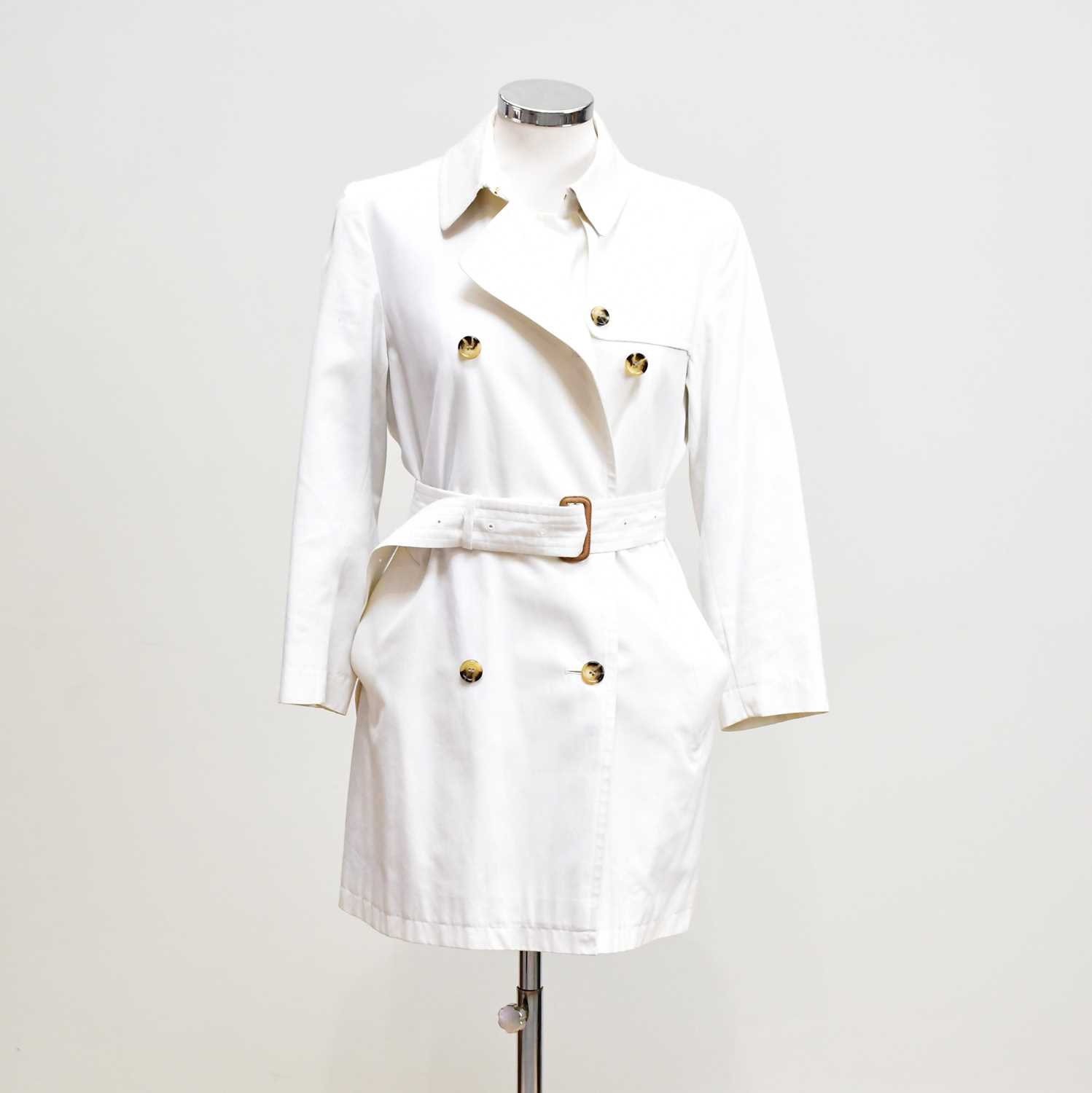 Lot 903 - BURBERRY; a short cream lady's trench coat...