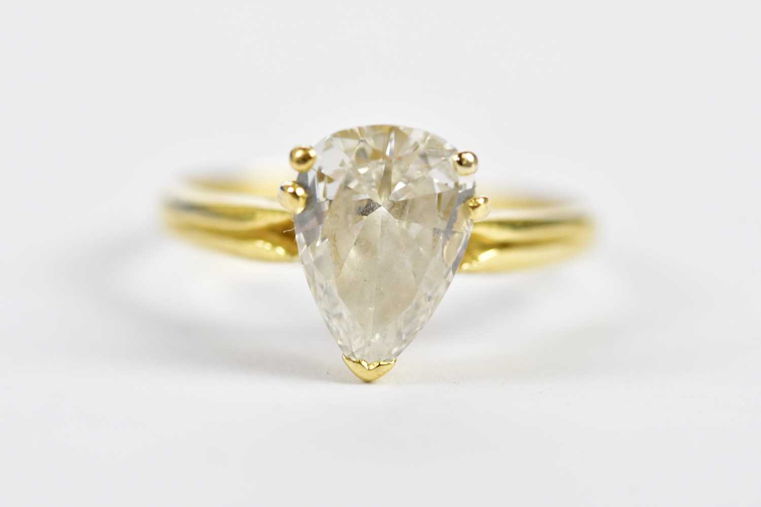 Lot 36 - An 18ct yellow gold diamond solitaire ring,...