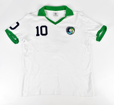 Lot 2278 - PELÉ; an Umbro retro style New York Cosmos...