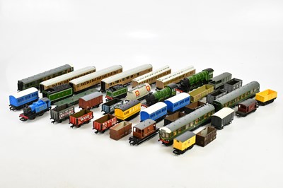 Lot 345 - A mixed collection of Hornby and Bachmann OO...