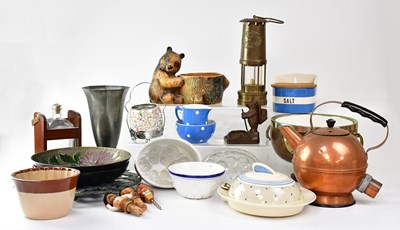 Lot 335 - A quantity of collectibles and kitchenalia...