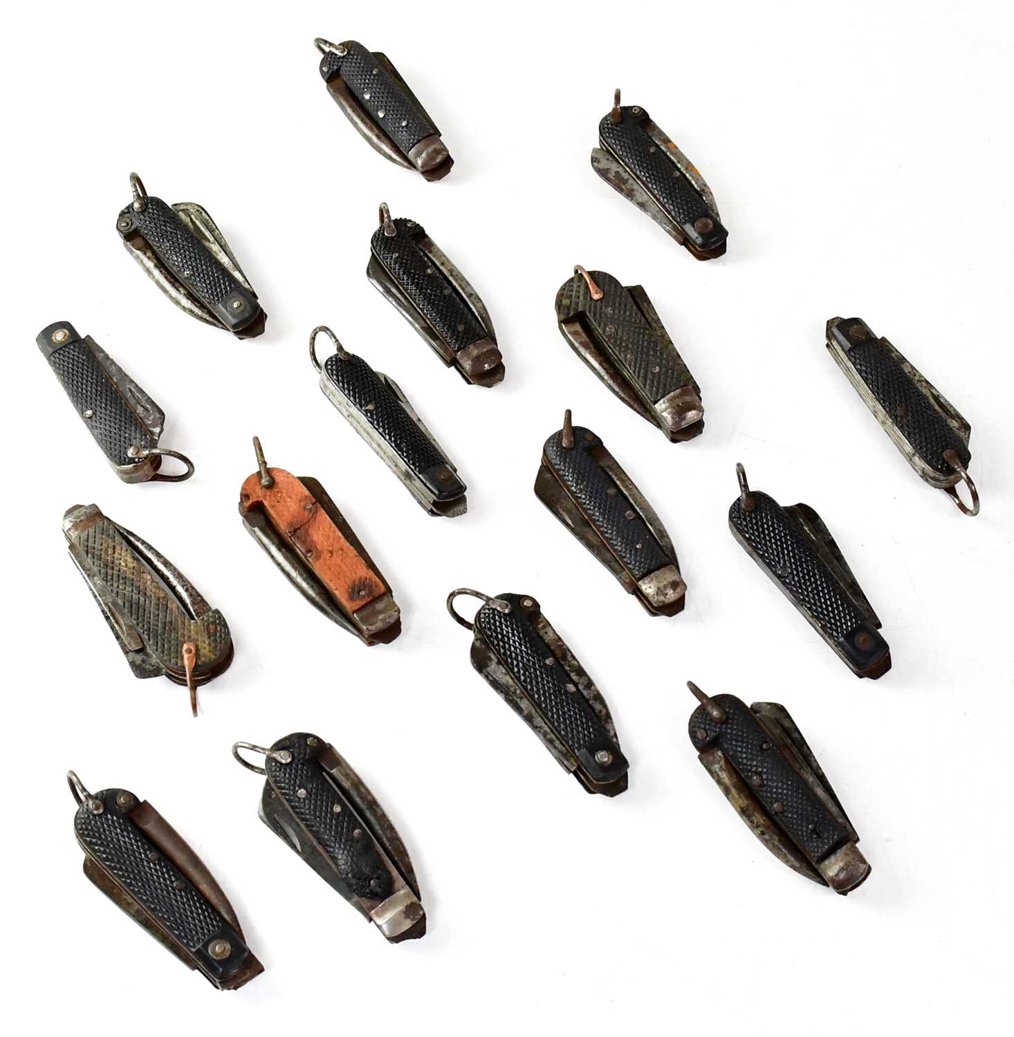 Lot 518 - Sixteen military jack knives of various sizes...