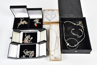 Lot 551 - A collection of silver costume jewellery,...